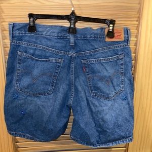 Levi flower etching Mid length shorts